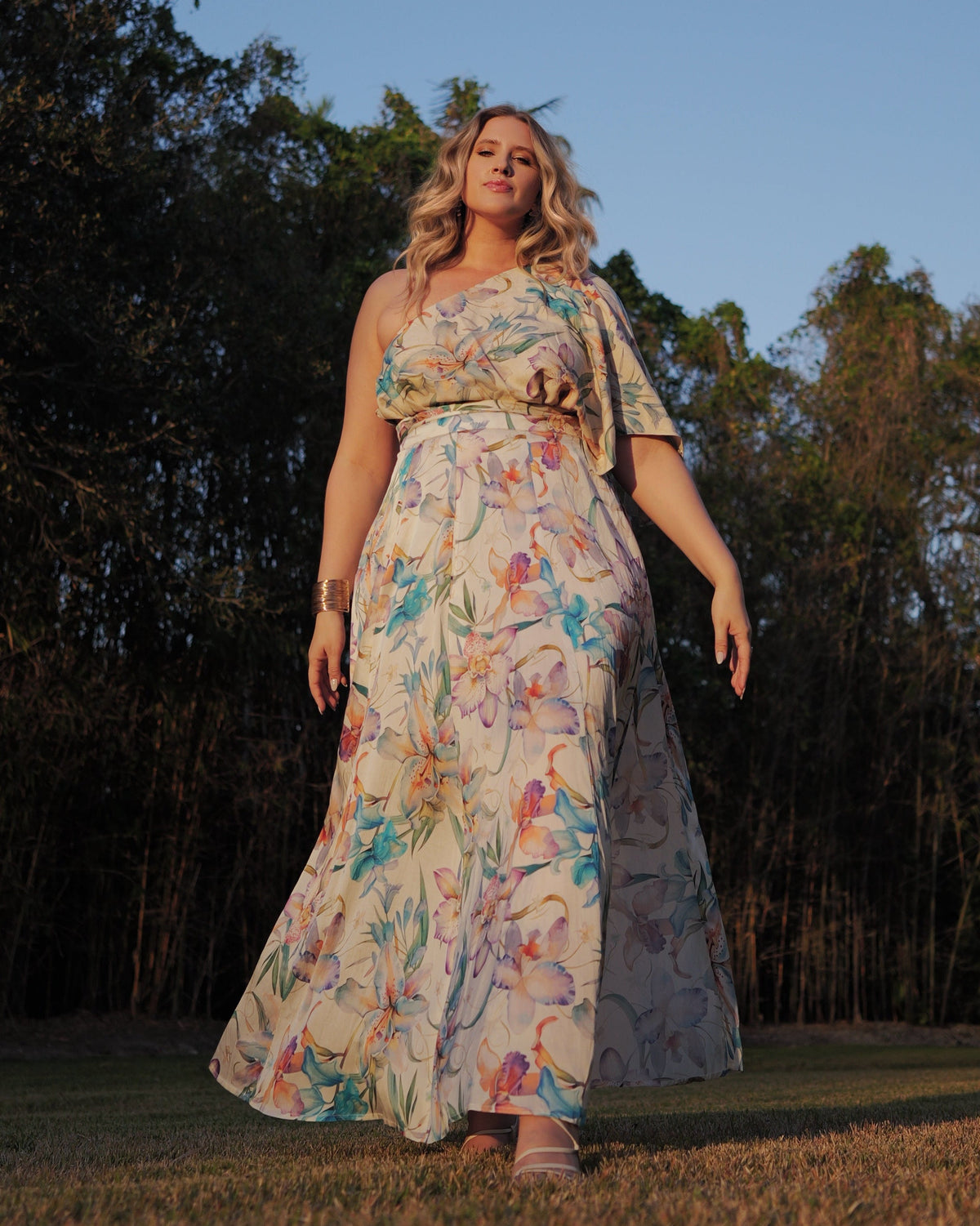 Hibiscus / Gold Leaf (Pre-order 5/10)_model1 Des:Model is 5’9” D cup and wears L and US 14