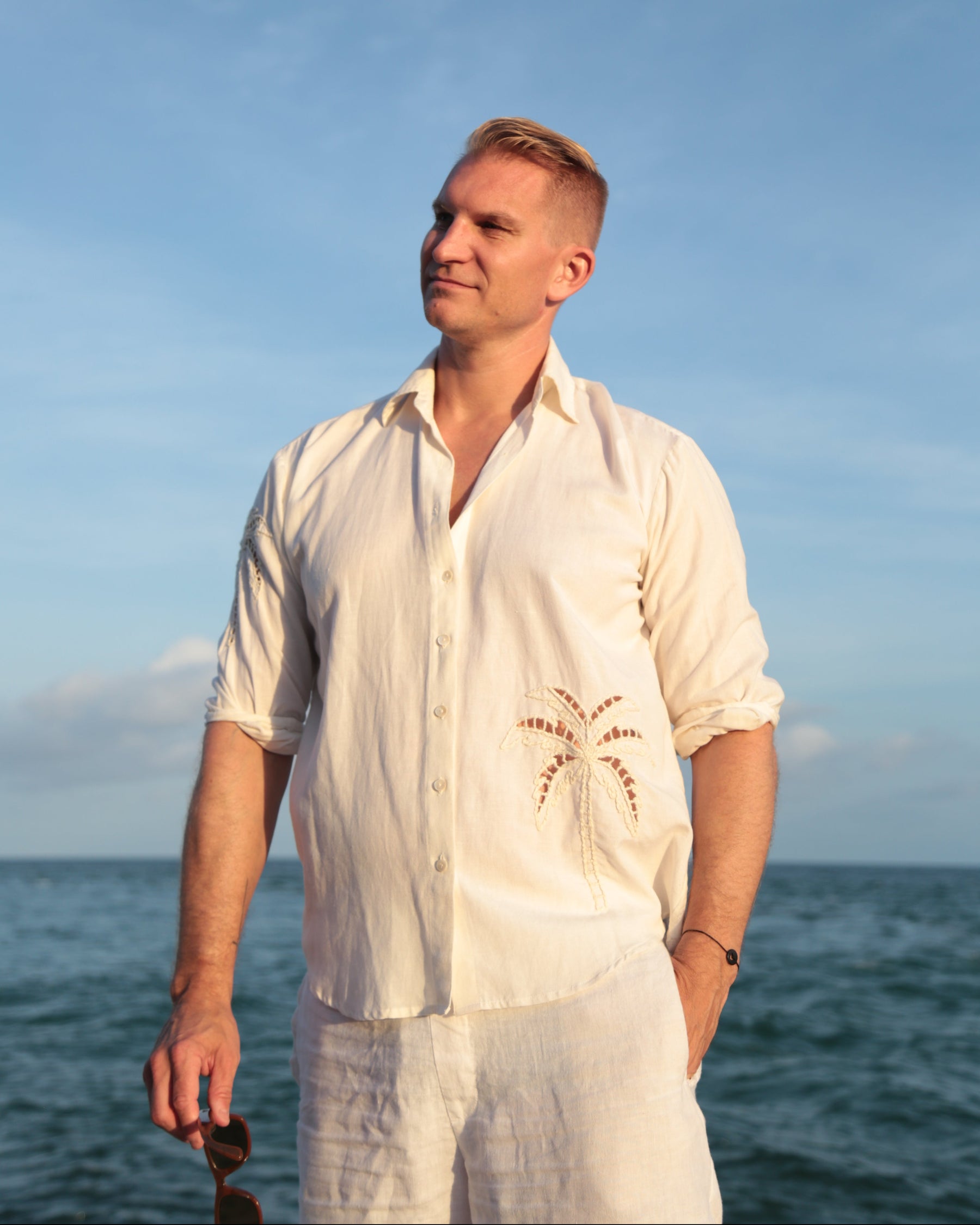White_model5 Des:Model is 6'3” and wears Men's size L