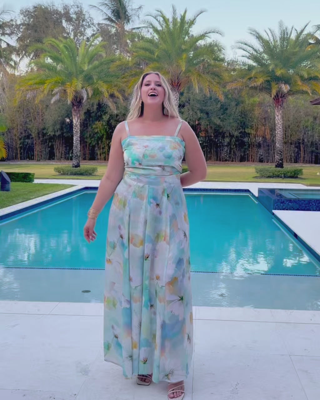 Daisy Bloom / White_model2 Des:Model is 5'9” D cup and wears size L and US 14