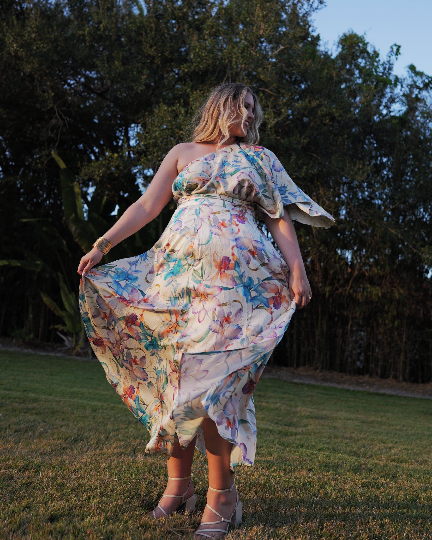 Hibiscus_model2 Des:Model is 5’9” D cup and wears L and US 14