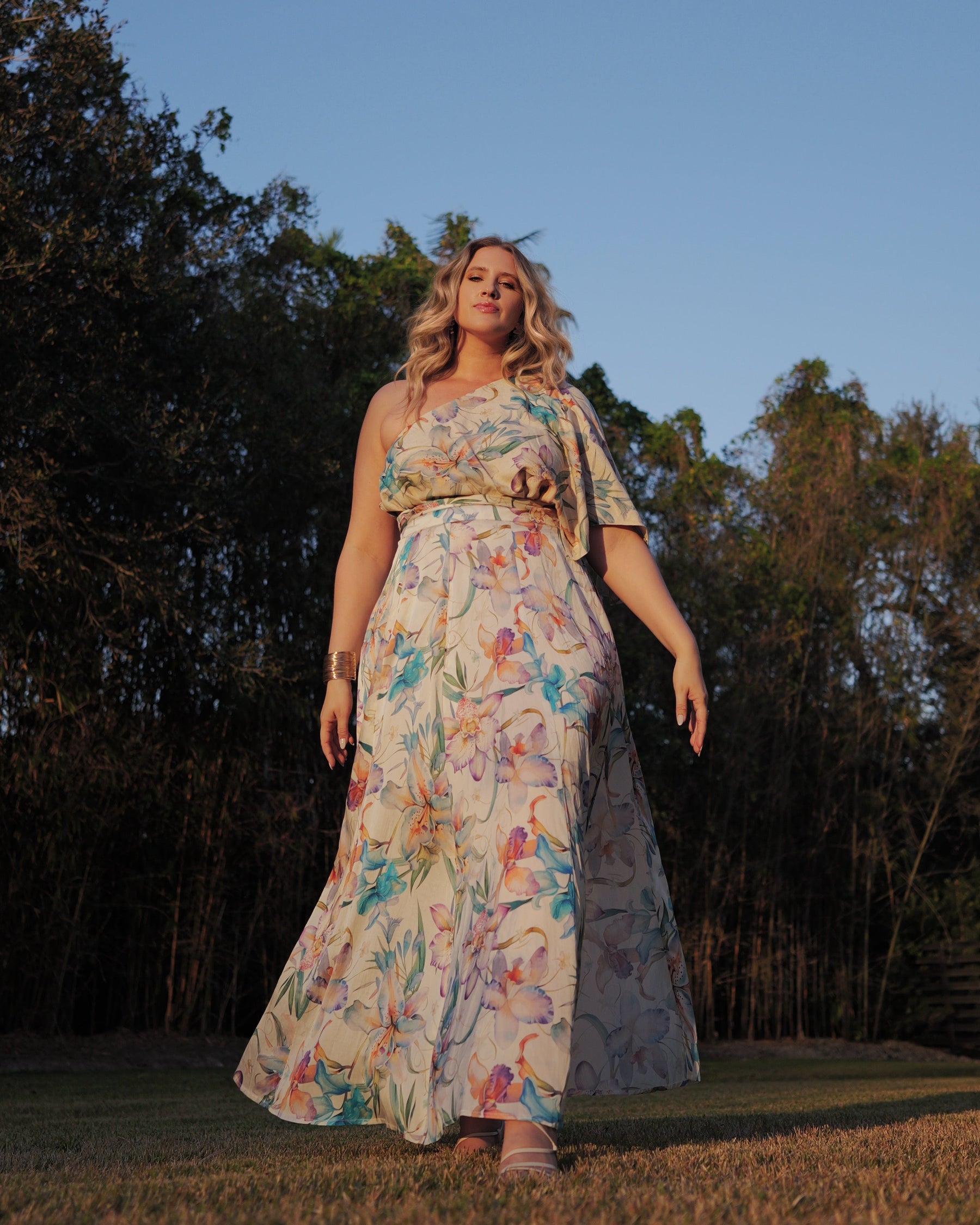 Hibiscus / Gold Leaf (Pre-order 4/20)_model1 Des:Model is 5’9” D cup and wears L and US 14