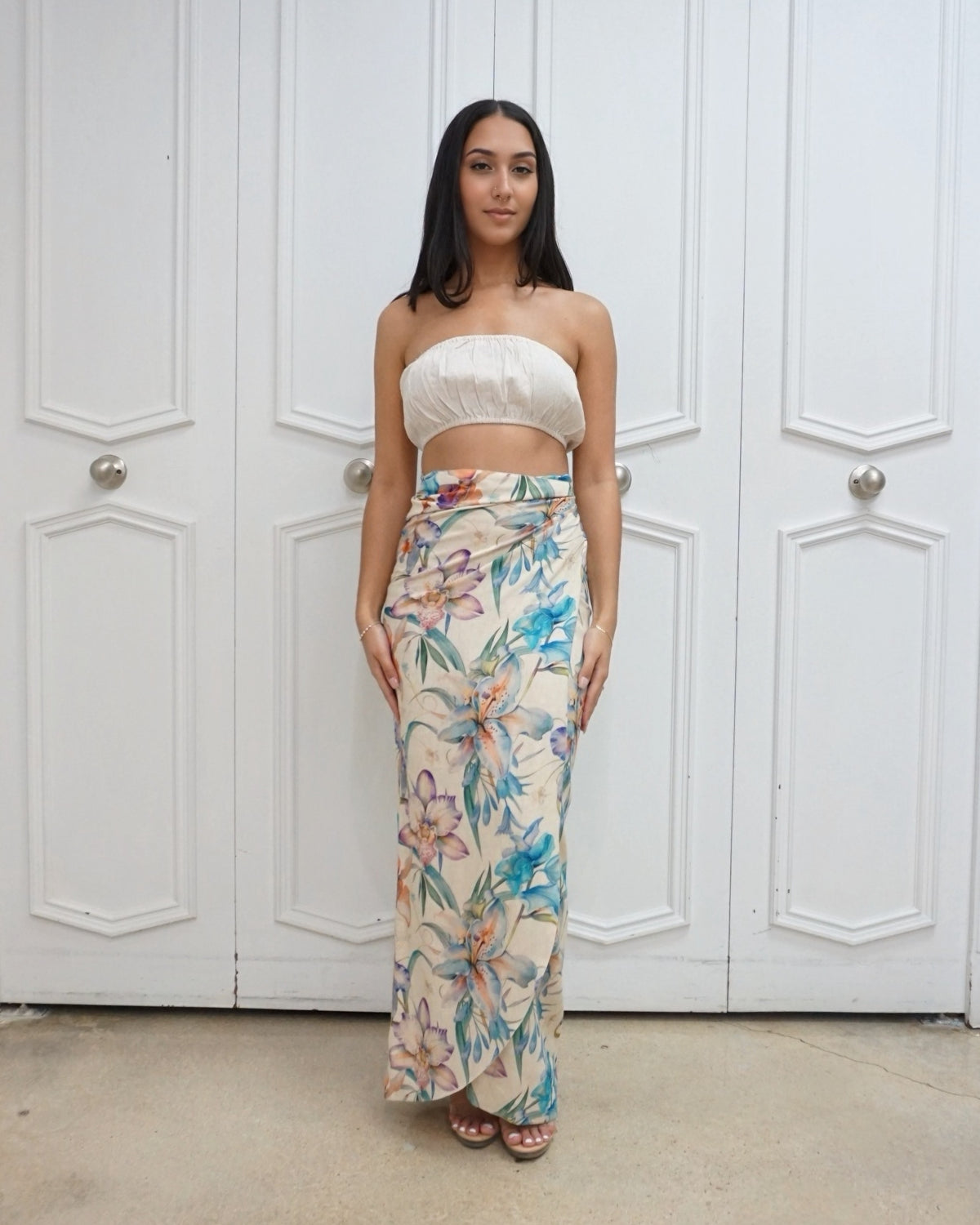 Hibiscus / Gold Leaf (Pre-order 5/20)_model1 Des:Model is 5’2” A cup and wears XS and US 0