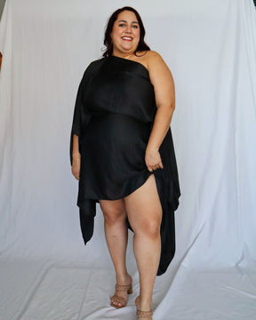 Black_model2 Des:Model is 5’5” DD cup and wears size XXL and US 18